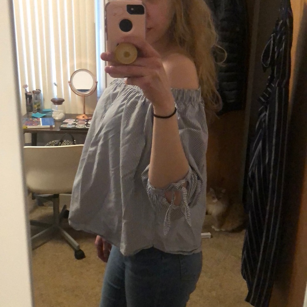 Off the shoulder Abercrombie and Fitch top ✨